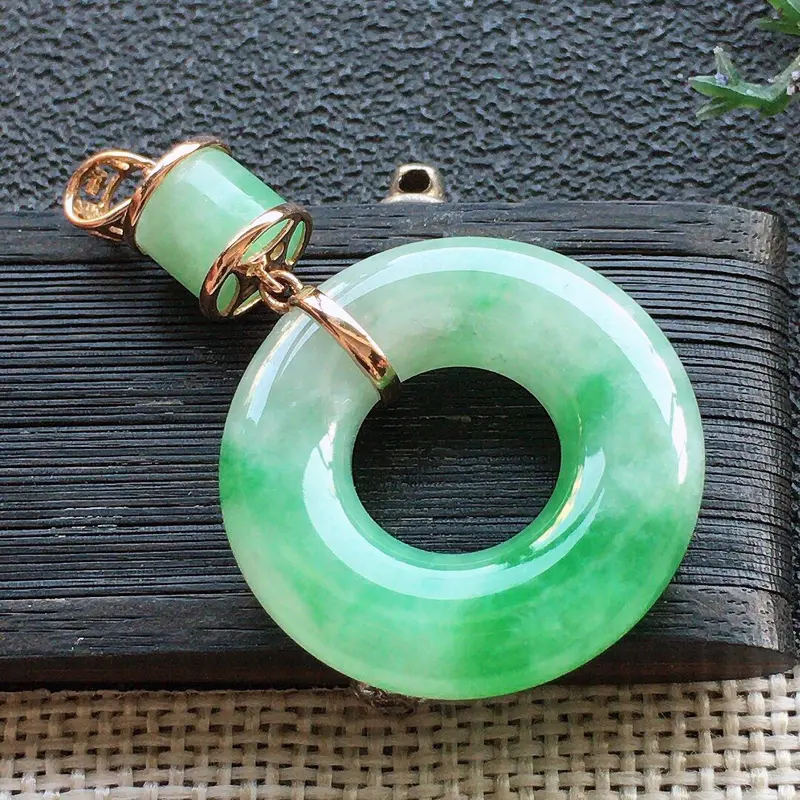 【精品翡翠18K吊坠,雕工精美,玉质莹润,尺寸:裸石尺寸:23.6*5.6MM,总质量:6.6g】图5