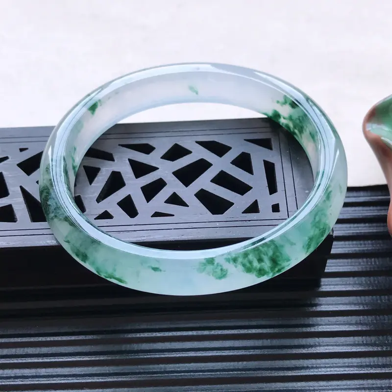 【天然翡翠A货冰糯种飘花贵妃手镯,尺寸53.6-46.9-10.5-6.5mm,玉质细腻,种水好,胶感十足,底色好,上手效果漂亮】图1
