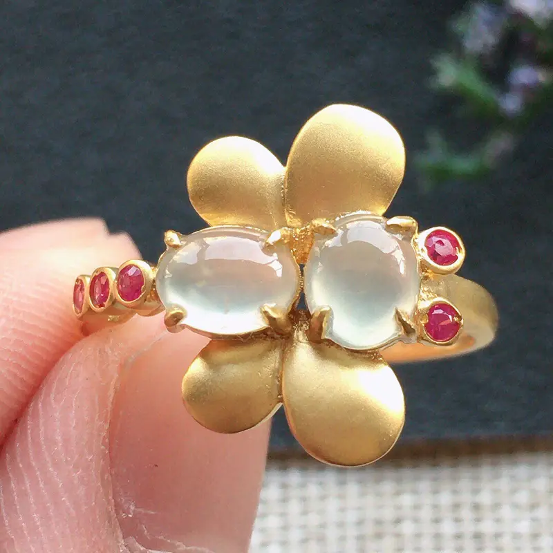 【精品翡翠18K戒指,雕工精美,玉质莹润,尺寸:内径:17.3MM,裸石尺寸:5.4*4.3*1.8MM,总质量:2.4g】图1