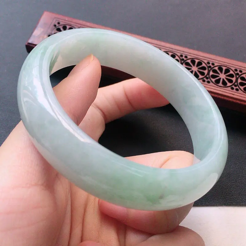 【缅甸翡翠57圈口浅绿正圈手镯,自然光实拍,颜色漂亮,玉质莹润,佩戴佳品,尺寸:57.4*15.6*8.6mm,重64.46克】图6