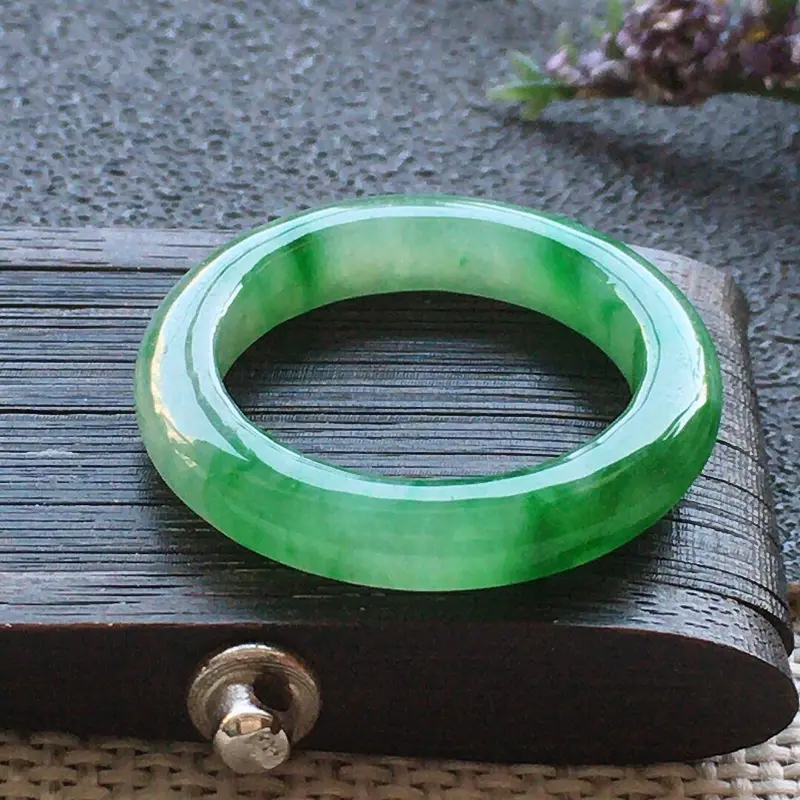 【精品翡翠戒指,雕工精美,玉质莹润,尺寸:内径:16MM,玉:3.6*5.3MM,总质量:2.1g】图2