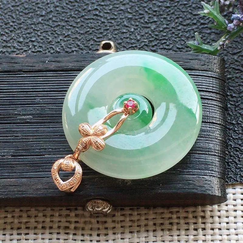 【精品翡翠18K镶嵌伴钻母子扣吊坠,雕工精美,玉质莹润,尺寸:裸石尺寸:22*3.7MM,总质量:4.2g】图4