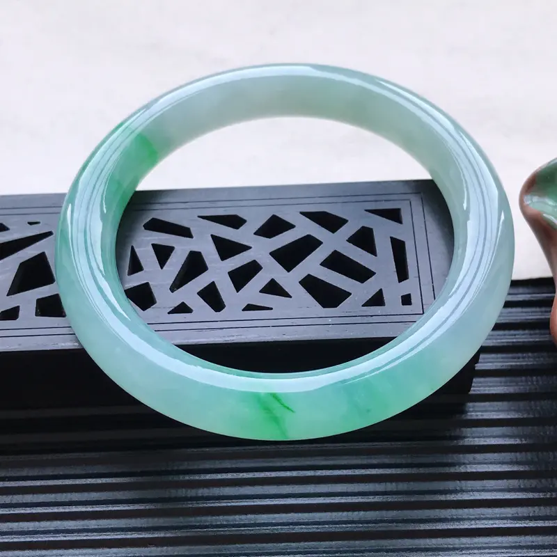 【天然翡翠A货冰糯种飘绿圆条手镯,尺寸57.7-9.8-9.4mm,有纹玉质细腻,种水好,胶感十足,底色好,上手效果漂亮】图1
