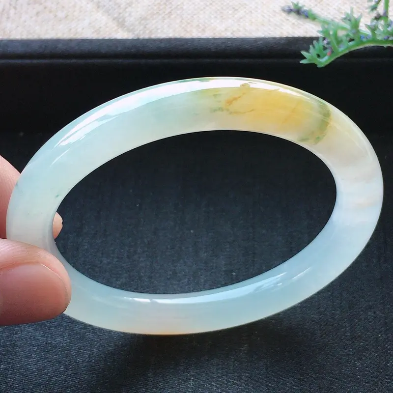 【精品翡翠贵妃手镯,雕工精美,玉质莹润,尺寸:内径:52.4*46MM,相当于50.9mm正装手镯,玉:7.9*8MM,总质量:32.2g】图3