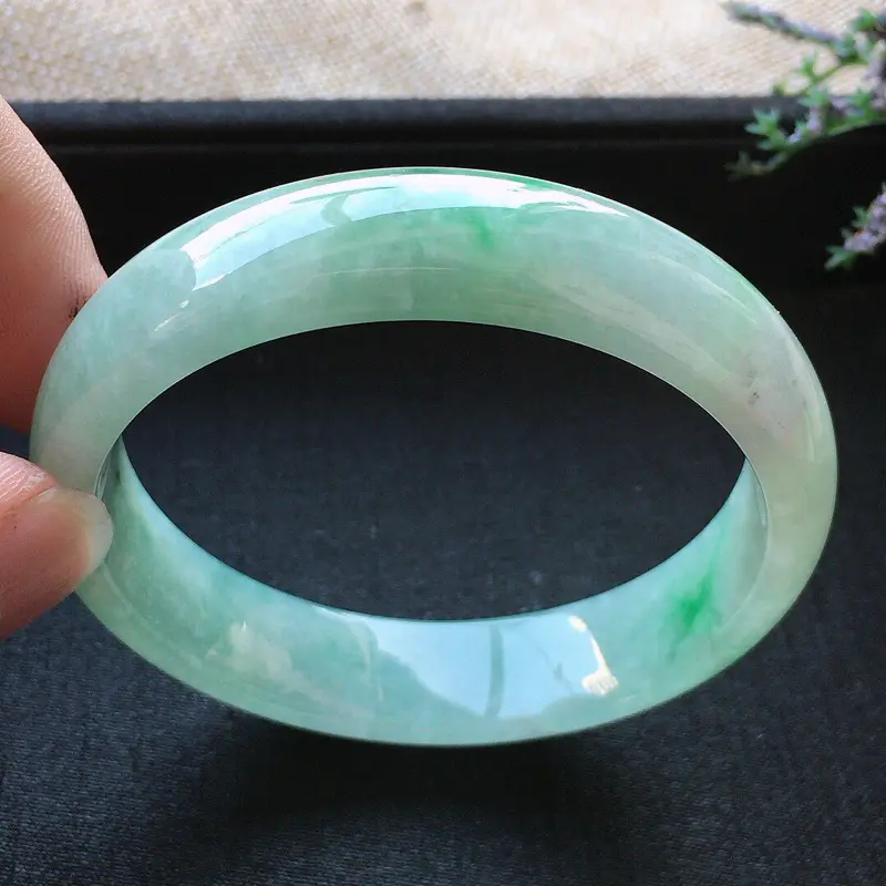 【精品翡翠手镯,雕工精美,玉质莹润,尺寸:内径:54.8MM,玉:13.3*6.7MM,总质量:46.1g】图7
