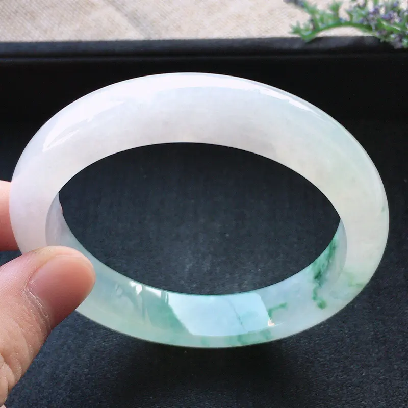 【精品翡翠手镯,雕工精美,玉质莹润,尺寸:内径:57.5MM,玉:12.8*8.3MM,总质量:59.2g】图5
