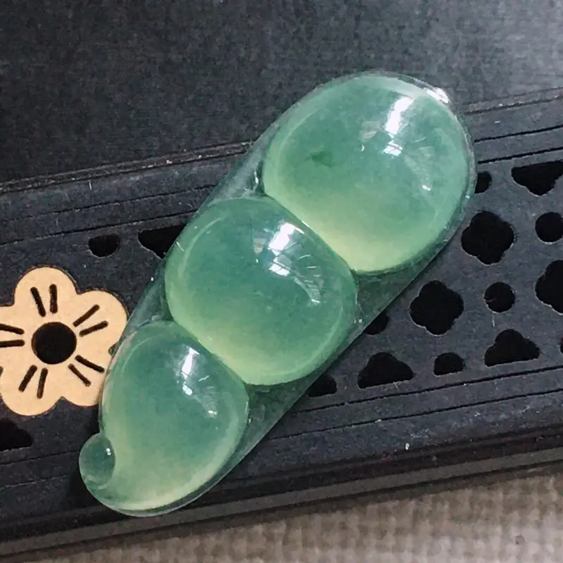 【缅甸翡翠发财豆吊坠,自然光实拍,颜色漂亮,玉质莹润,佩戴佳品,尺寸:34.5*13.7*6.0mm,重4.83克】图3