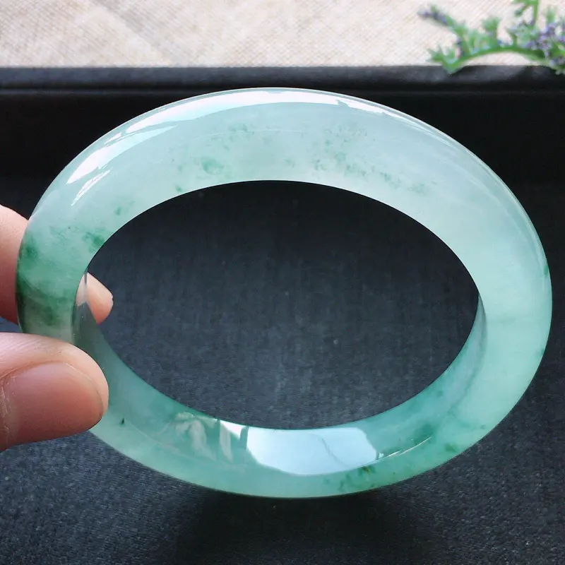 【精品翡翠手镯,雕工精美,玉质莹润,尺寸:内径:57MM,玉:11*9MM,总质量:57.4g】图6