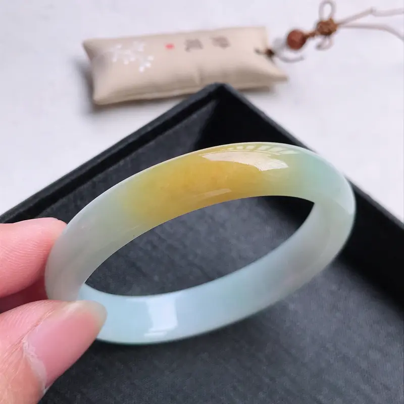 【贵妃53.3,正圈51.3可戴,尺寸:53.3*45.3*10.6*6,缅甸天然翡翠好种冰润老坑手镯,质地细腻,种老,水润幼洁全胶感,飘黄翡,高档完美,颜色漂亮。111319】图6
