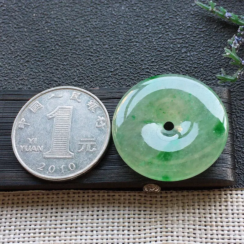 【精品翡翠平安扣吊坠,雕工精美,玉质莹润,尺寸:玉:27.4*4.5MM,总质量:7.4g】图8