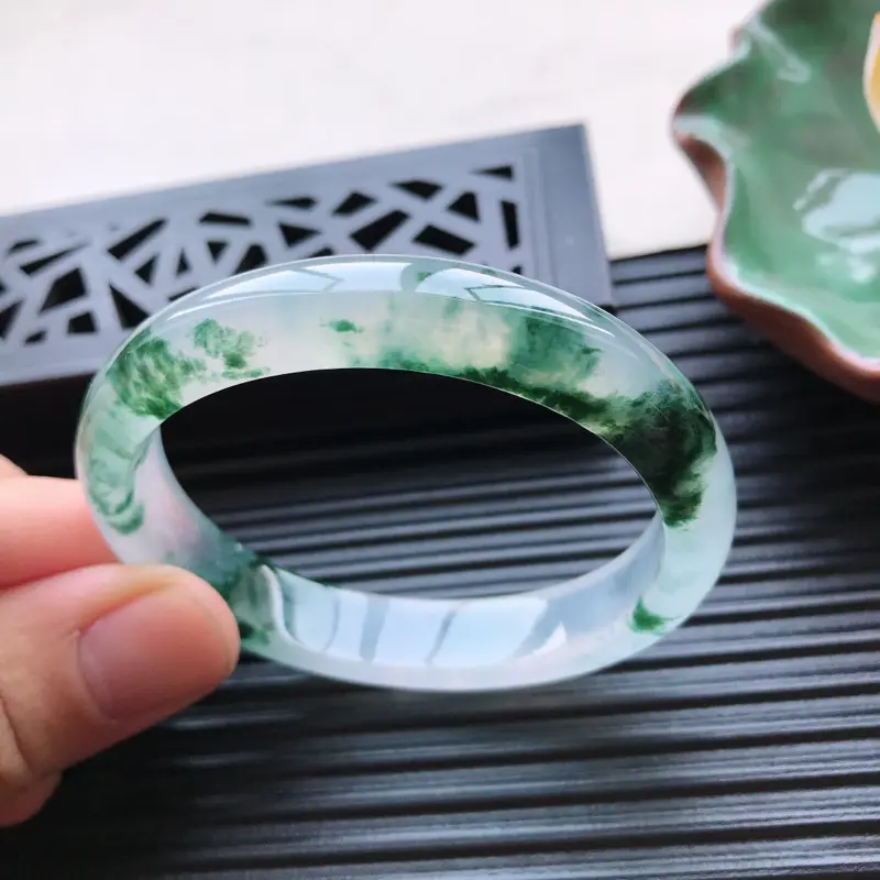【天然翡翠A货冰糯种飘花贵妃手镯,尺寸53.6-46.9-10.5-6.5mm,玉质细腻,种水好,胶感十足,底色好,上手效果漂亮】图7