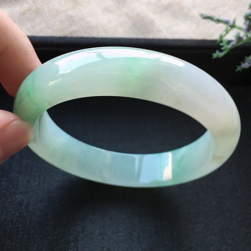 【精品翡翠手镯,雕工精美,玉质莹润,尺寸:内径:58MM,玉:13.8*7.7MM,总质量:60.8g】图6