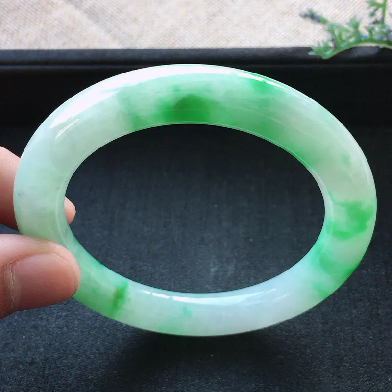 【精品翡翠手镯,雕工精美,玉质莹润,有纹不扣手,尺寸:内径:53.8MM,玉:9.5*10.1MM,总质量:52.6g】图2