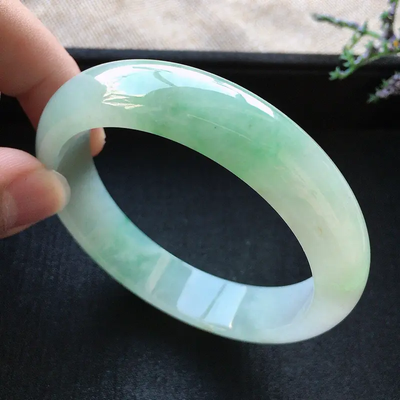 【精品翡翠手镯,雕工精美,玉质莹润,尺寸:内径:58MM,玉:13.8*7.7MM,总质量:60.8g】图1