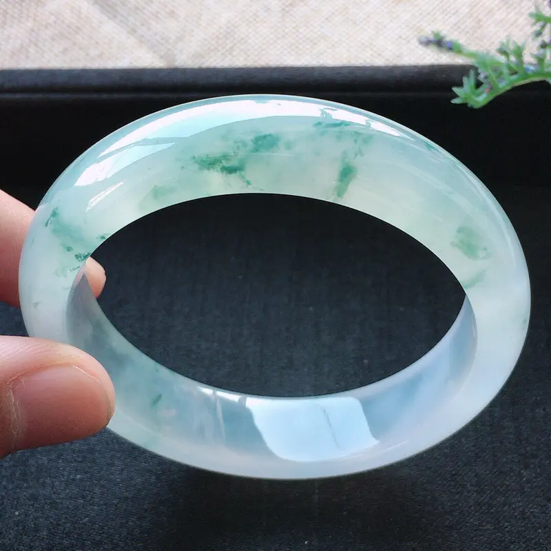 【精品翡翠手镯,雕工精美,玉质莹润,尺寸:内径:54.4MM,玉:13.9*7.8MM,总质量:57.9g】图2