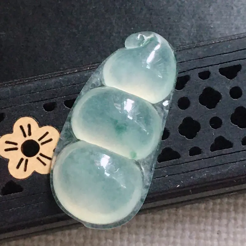 【缅甸翡翠飘花发财豆吊坠,自然光实拍,颜色漂亮,玉质莹润,佩戴佳品,尺寸:31.6*15.3*6.7mm,重5.30克】图1