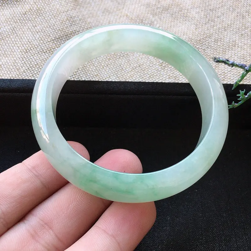 【精品翡翠手镯,雕工精美,玉质莹润,尺寸:内径:58MM,玉:13.8*7.7MM,总质量:60.8g】图8