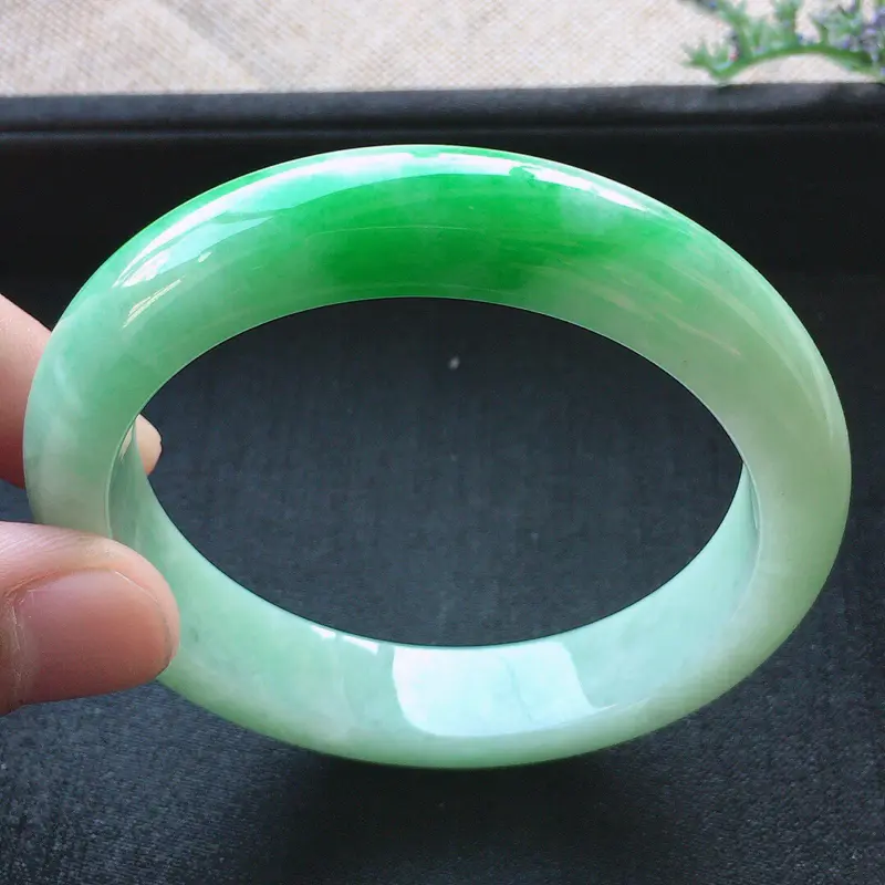 【精品翡翠手镯,雕工精美,玉质莹润,尺寸:内径:55.5MM,玉:12.8*8.5MM,总质量:59.4g】图2