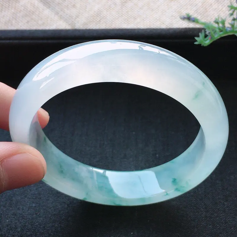 【精品翡翠手镯,雕工精美,玉质莹润,尺寸:内径:54.4MM,玉:13.9*7.8MM,总质量:57.9g】图5