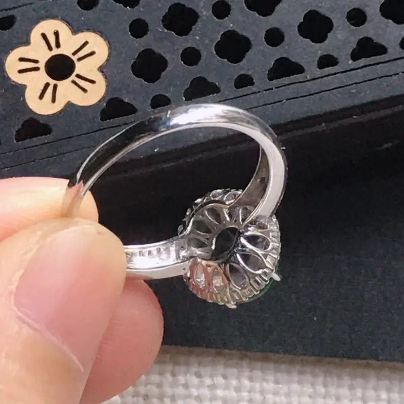 【缅甸翡翠17圈口18k金围钻镶嵌满绿蛋面戒指,自然光实拍,颜色漂亮,玉质莹润,佩戴佳品,内径:17.2mm(可免费改圈口大小),裸石尺寸 :9.6*7.8*3.5mm,重2.80克】图7