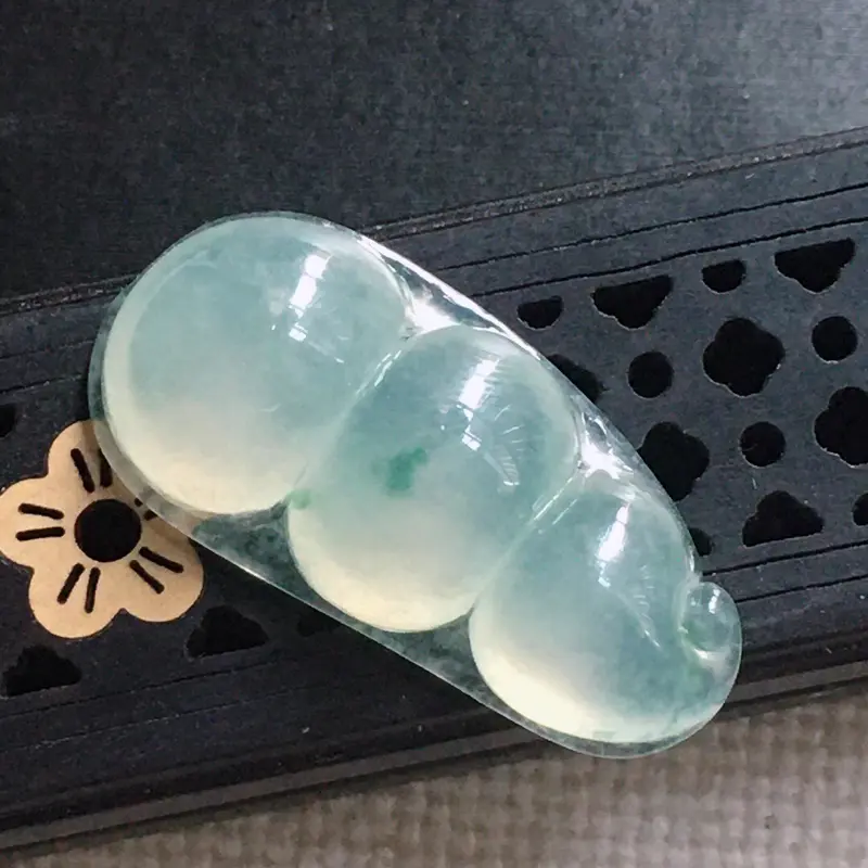 【缅甸翡翠飘花发财豆吊坠,自然光实拍,颜色漂亮,玉质莹润,佩戴佳品,尺寸:31.6*15.3*6.7mm,重5.30克】图2
