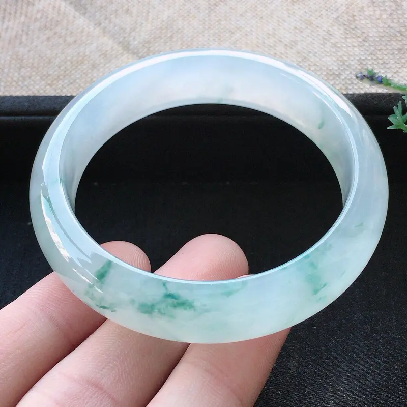 【精品翡翠手镯,雕工精美,玉质莹润,尺寸:内径:54.4MM,玉:13.9*7.8MM,总质量:57.9g】图8
