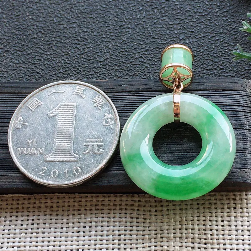 【精品翡翠18K吊坠,雕工精美,玉质莹润,尺寸:裸石尺寸:23.6*5.6MM,总质量:6.6g】图7