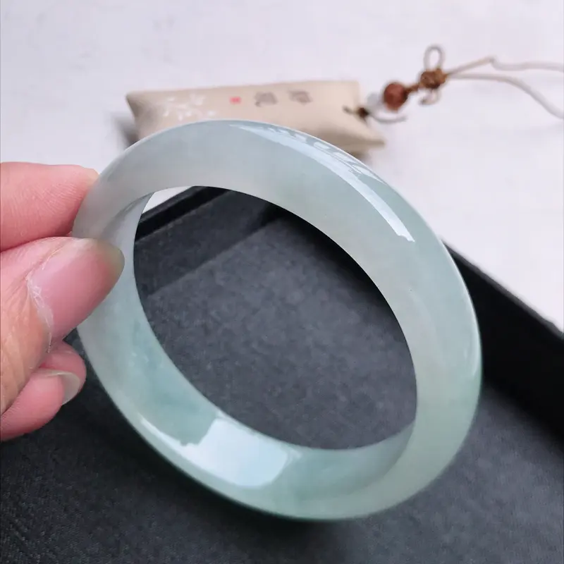 【正圈57,尺寸:57*13.8*7.5,缅甸天然翡翠好种冰润老坑手镯,质地细腻,种老,水润幼洁全胶感,冰晴绿,小暗纹,颜色漂亮。111317】图4