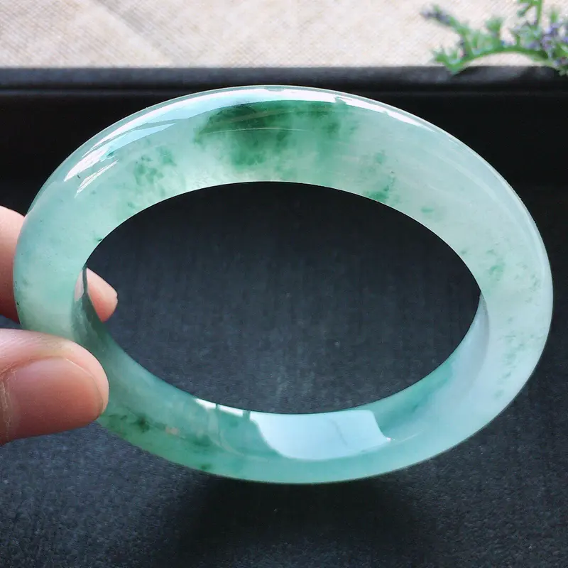 【精品翡翠手镯,雕工精美,玉质莹润,尺寸:内径:57MM,玉:11*9MM,总质量:57.4g】图2