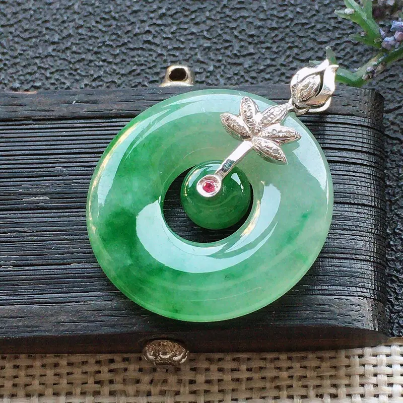 【精品翡翠18K镶嵌伴钻母子扣吊坠,雕工精美,玉质莹润,尺寸:裸石尺寸:22.4*3.4MM,总质量:4.1g】图2