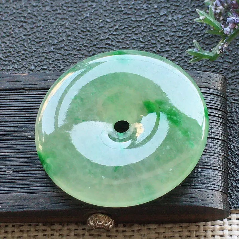 【精品翡翠平安扣吊坠,雕工精美,玉质莹润,尺寸:玉:27.4*4.5MM,总质量:7.4g】图7