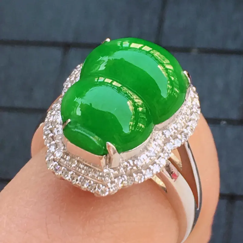 【翡翠a货,18K金伴钻糯化种满色阳绿精美翡翠葫芦戒指,玉质细腻,底色漂亮,上身高贵,尺寸连金17.9/14.3/9.8,裸石14.3/10.8/5.0,内径17.0,14号圈口】图7