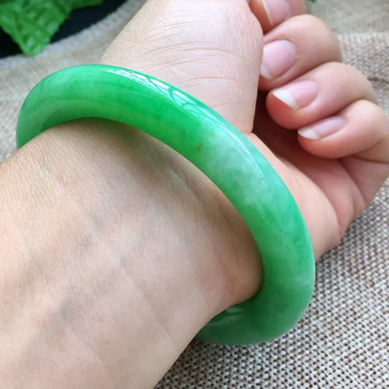 【缅甸a货翡翠,自然光实拍,满绿圆条手镯,玉质莹润,细腻,颜色漂亮,条形厚实,品质佳,上手高贵典雅。】图1