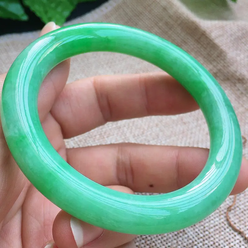 【缅甸a货翡翠,自然光实拍,满绿圆条手镯,玉质莹润,细腻,颜色漂亮,条形厚实,品质佳,上手高贵典雅。】图5