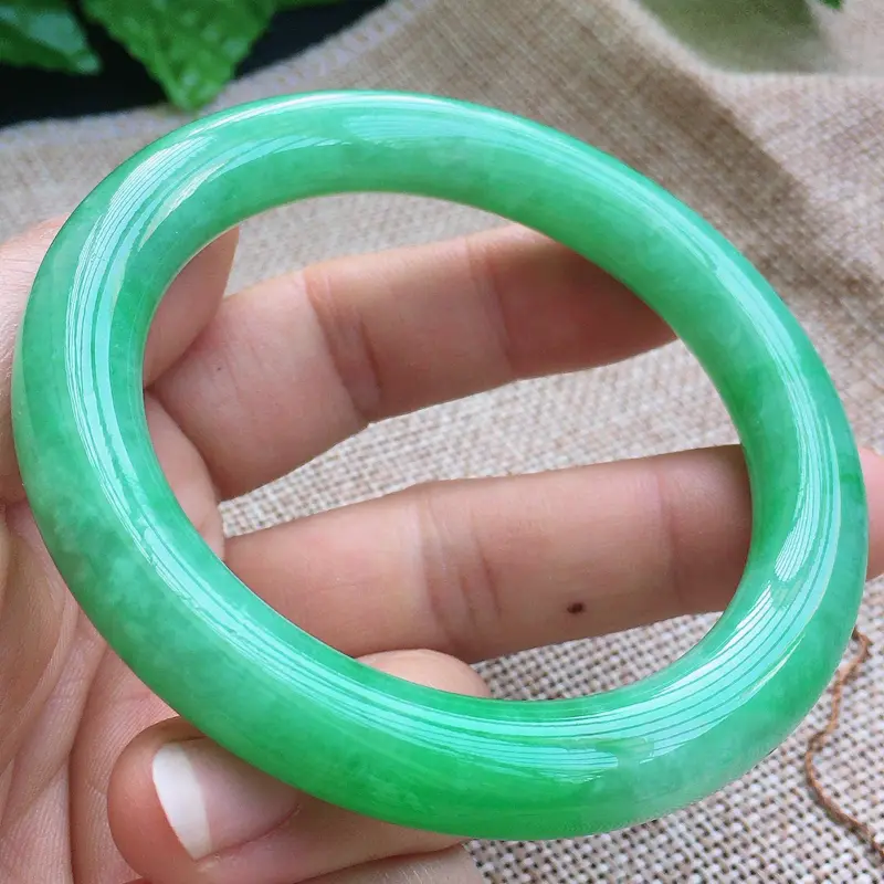 【缅甸a货翡翠,自然光实拍,满绿圆条手镯,玉质莹润,细腻,颜色漂亮,条形厚实,品质佳,上手高贵典雅。】图6