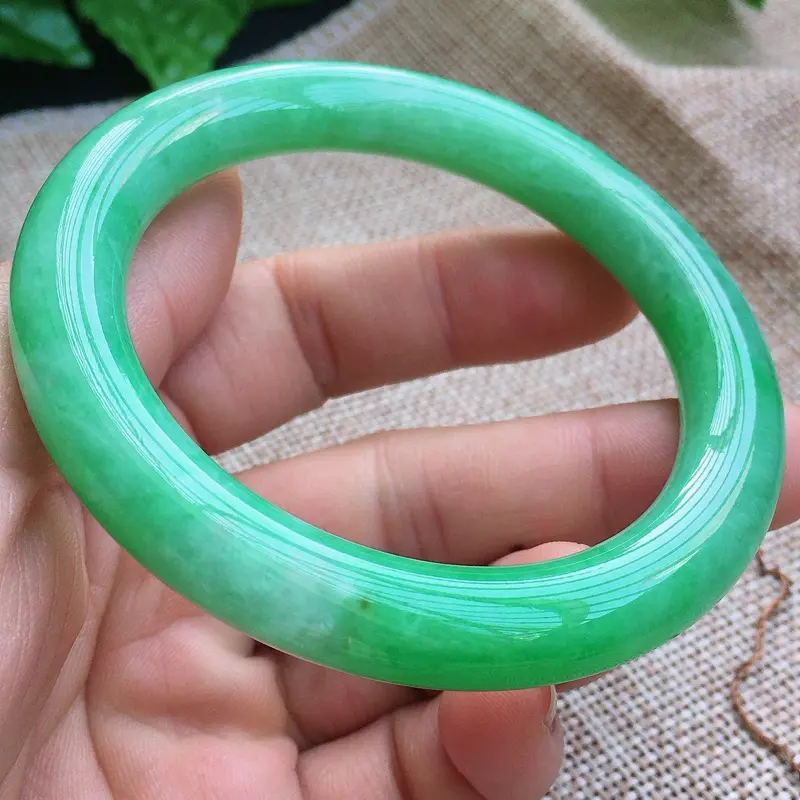 【缅甸a货翡翠,自然光实拍,满绿圆条手镯,玉质莹润,细腻,颜色漂亮,条形厚实,品质佳,上手高贵典雅。】图3