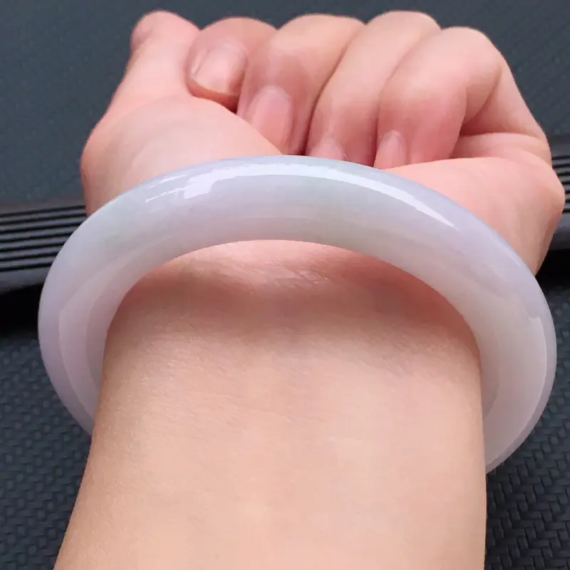 【翡翠a货,糯种淡紫底精美圆条翡翠手镯,圈口53.3/11.3/11.1,玉质细腻,底色漂亮,佩戴上手俱有古典婉约之气也透露着时尚气息】图9