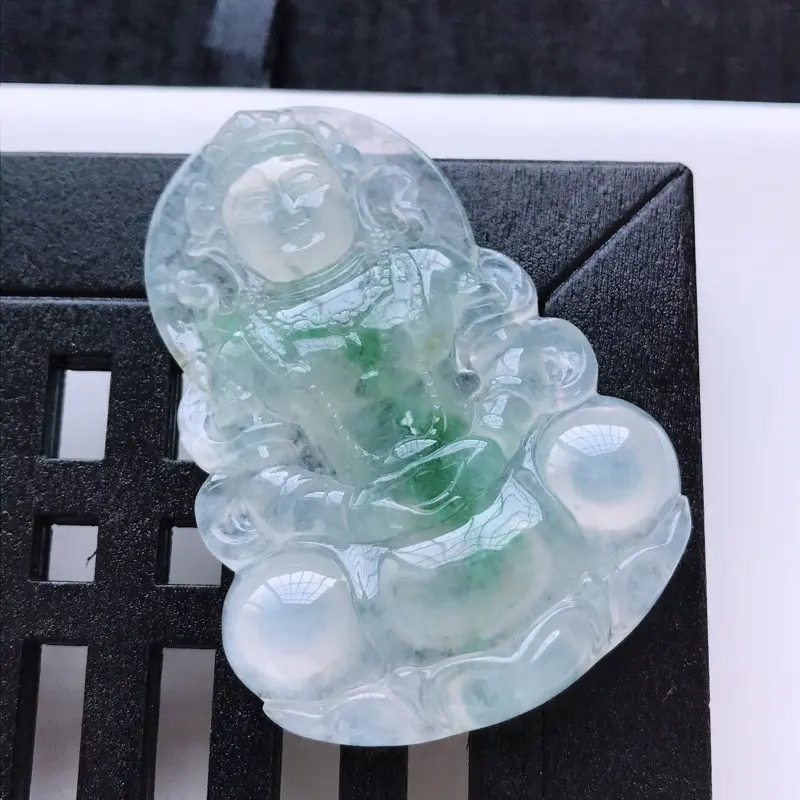 【天然翡翠A货。冰糯种飘绿花渡母娘娘吊坠。冰润通透,品相极佳。尺寸:55*39.5*6.5mm】图1