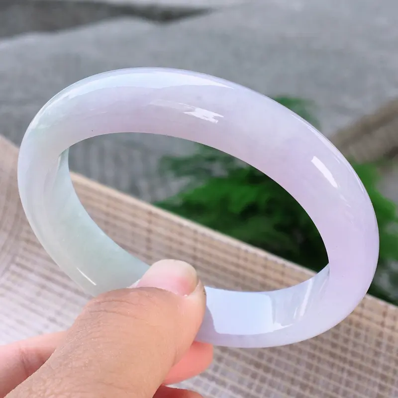 【贵妃52-53适合正圈5051佩戴,天然A货翡翠-莹润优雅,精美春带彩,质地细腻,贵妃玉手镯 ,尺寸圈口52.5/48.6/12.1/7.4 111553】图5