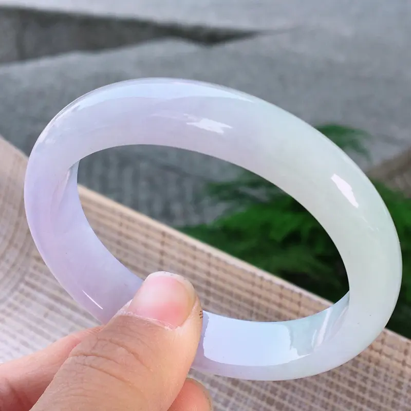 【贵妃52-53适合正圈5051佩戴,天然A货翡翠-莹润优雅,精美春带彩,质地细腻,贵妃玉手镯 ,尺寸圈口52.5/48.6/12.1/7.4 111553】图3