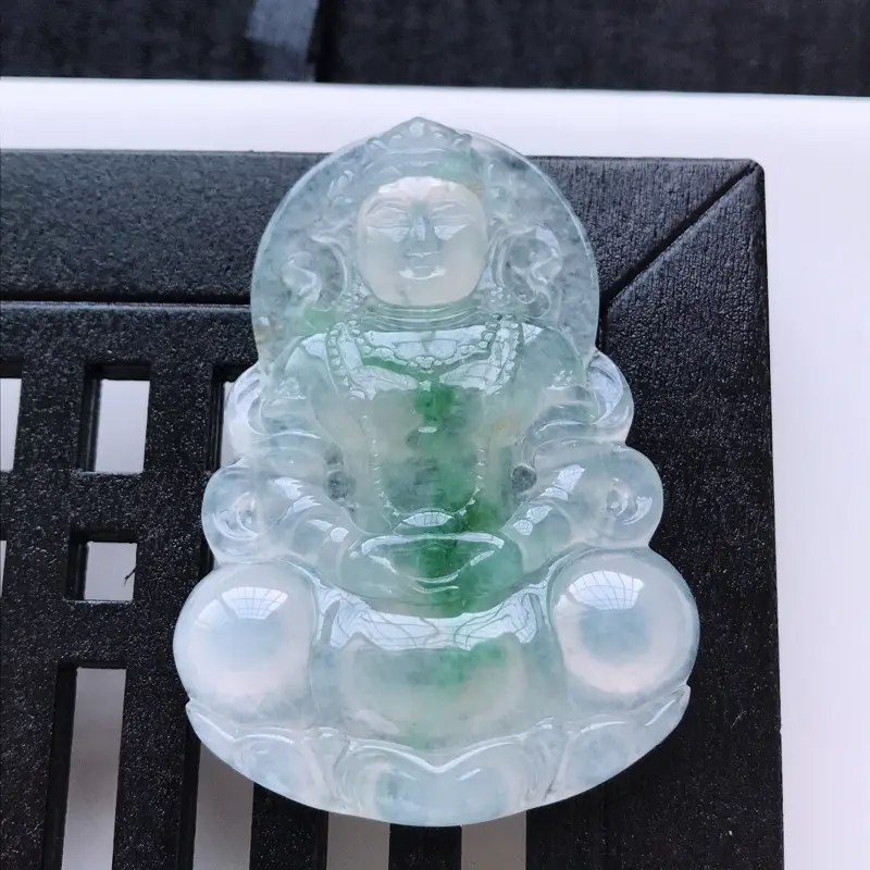 【天然翡翠A货。冰糯种飘绿花渡母娘娘吊坠。冰润通透,品相极佳。尺寸:55*39.5*6.5mm】图4