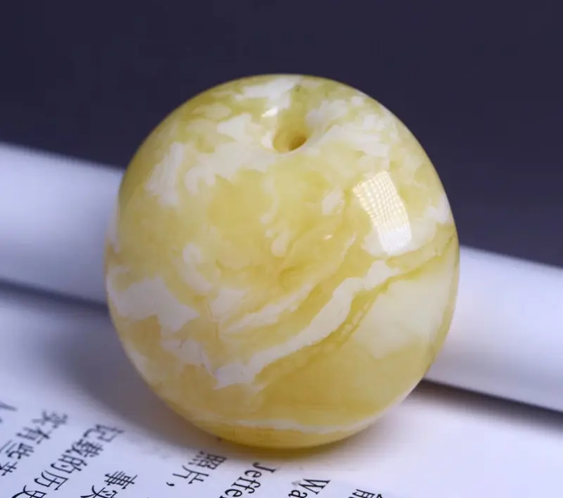 【纯天然原矿梦幻意境飘瓷白妖花蜜蜡公主扣
全品无杂无裂,无任何瑕疵,纹路妖孽,罕见孤品妖孽纹,见到就是缘分,色泽油润,意境超美,佩戴尊贵不凡,彰显气度!送人或者自留都是非常完美的选择。适合收藏! 尺寸36.5*20mm克重15.05克!###】图4