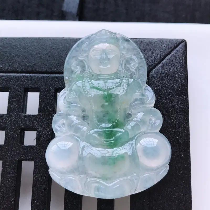 【天然翡翠A货。冰糯种飘绿花渡母娘娘吊坠。冰润通透,品相极佳。尺寸:55*39.5*6.5mm】图5