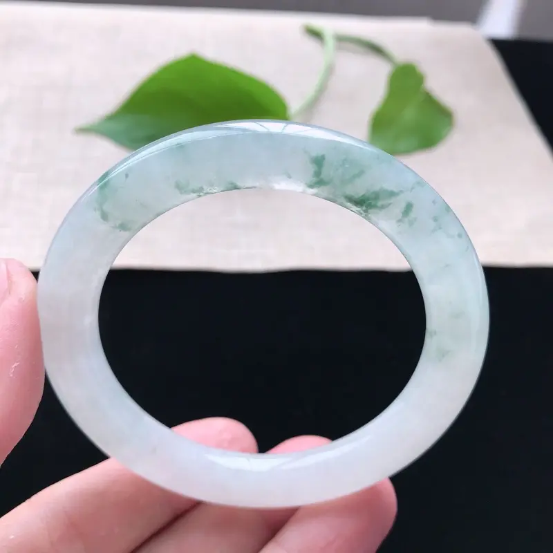 【圆条:53.5。天然翡翠A货。冰糯种飘绿花圆条手镯。水润细腻,佩戴清秀优雅。尺寸:53.5*9.6mm】图6