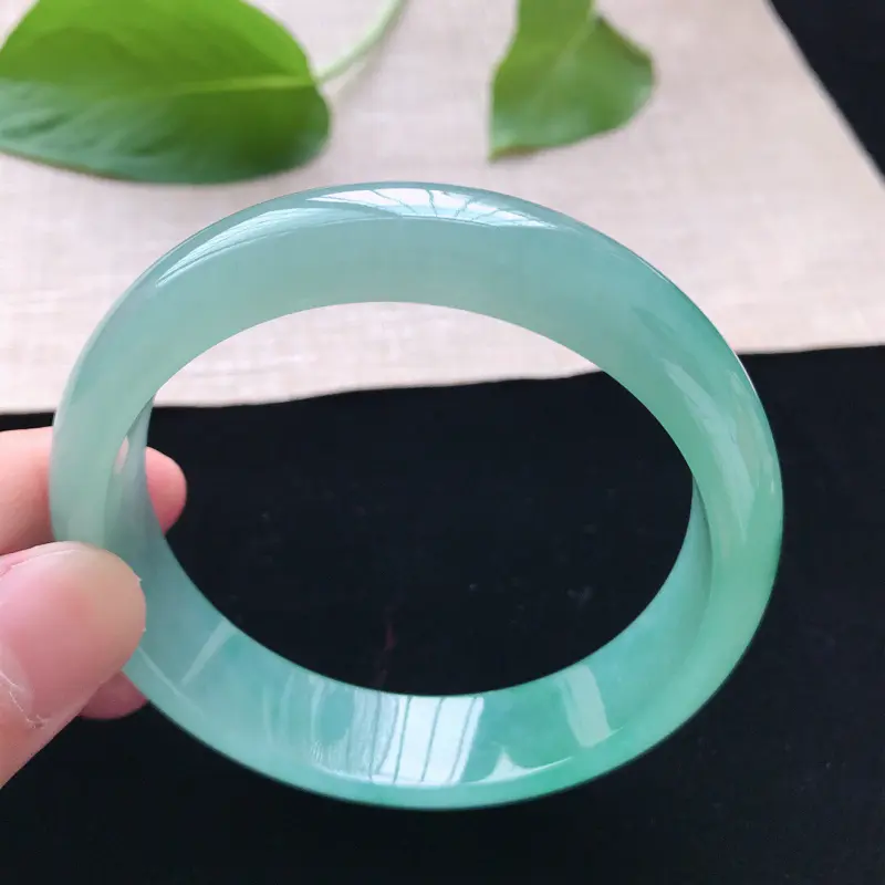 【正圈:58.5。天然翡翠A货。冰糯种满色手镯。冰润通透,佩戴高贵优雅。尺寸:58.5*14.3*7.6mm】图4