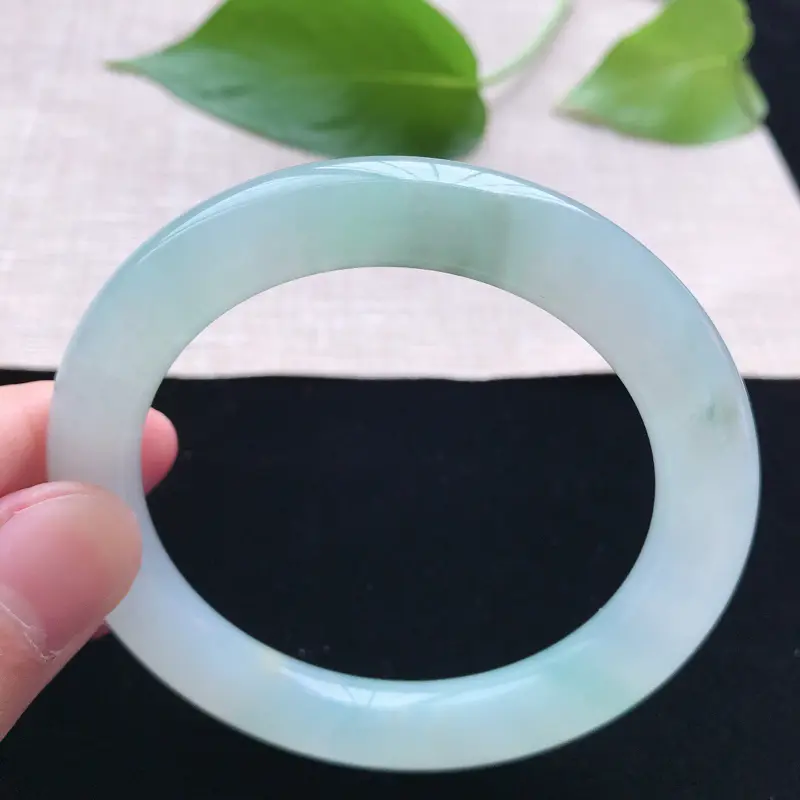 【圆条:55.5。天然翡翠A货。糯化种飘绿圆条手镯。水润细腻,佩戴清秀优雅。尺寸:55.5*10.3mm】图4