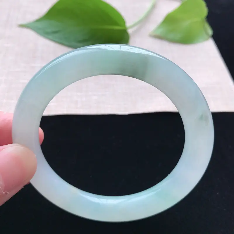 【圆条:55.5。天然翡翠A货。糯化种飘绿圆条手镯。水润细腻,佩戴清秀优雅。尺寸:55.5*10.3mm】图1