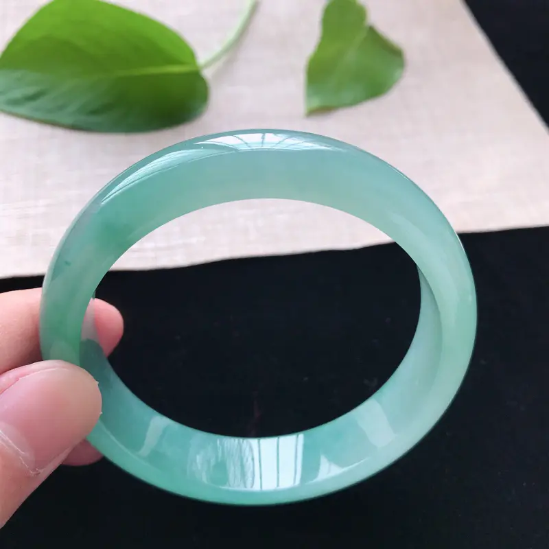 【正圈:58.5。天然翡翠A货。冰糯种满色手镯。冰润通透,佩戴高贵优雅。尺寸:58.5*14.3*7.6mm】图6