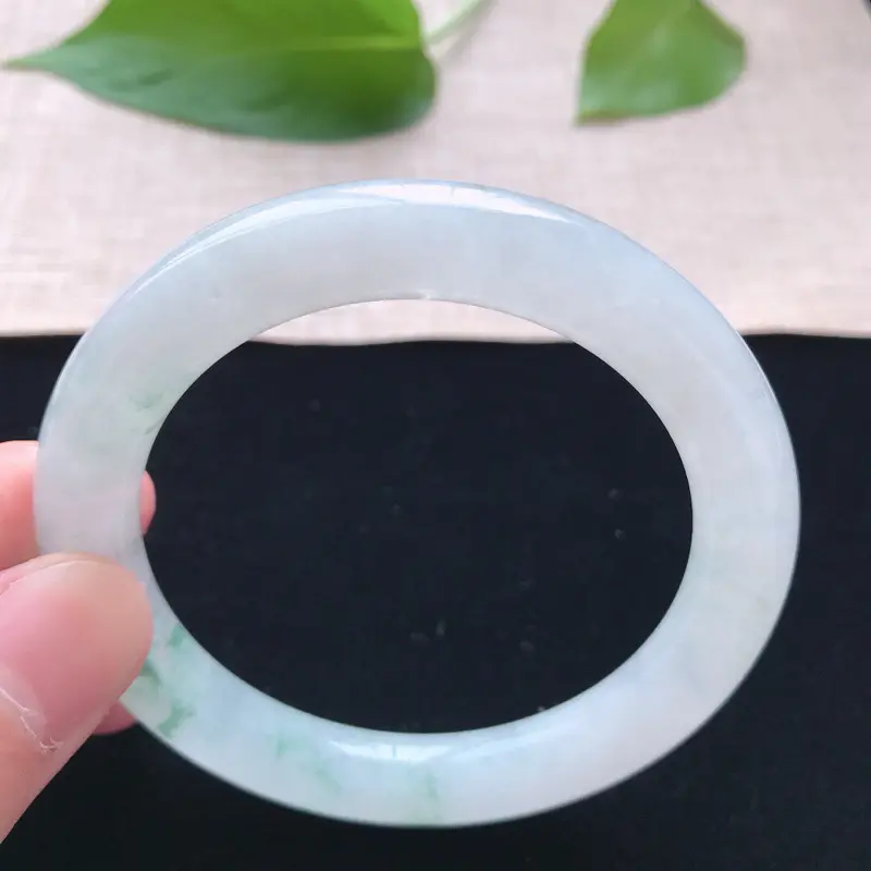 【圆条:53.5。天然翡翠A货。冰糯种飘绿花圆条手镯。水润细腻,佩戴清秀优雅。尺寸:53.5*9.6mm】图5