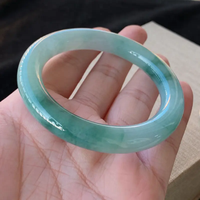 【天然A货翡翠_水润飘花翡翠圆条手镯54.6mm,料子细腻,水润秀气,色彩鲜艳,条形优雅,上手效果好】图4